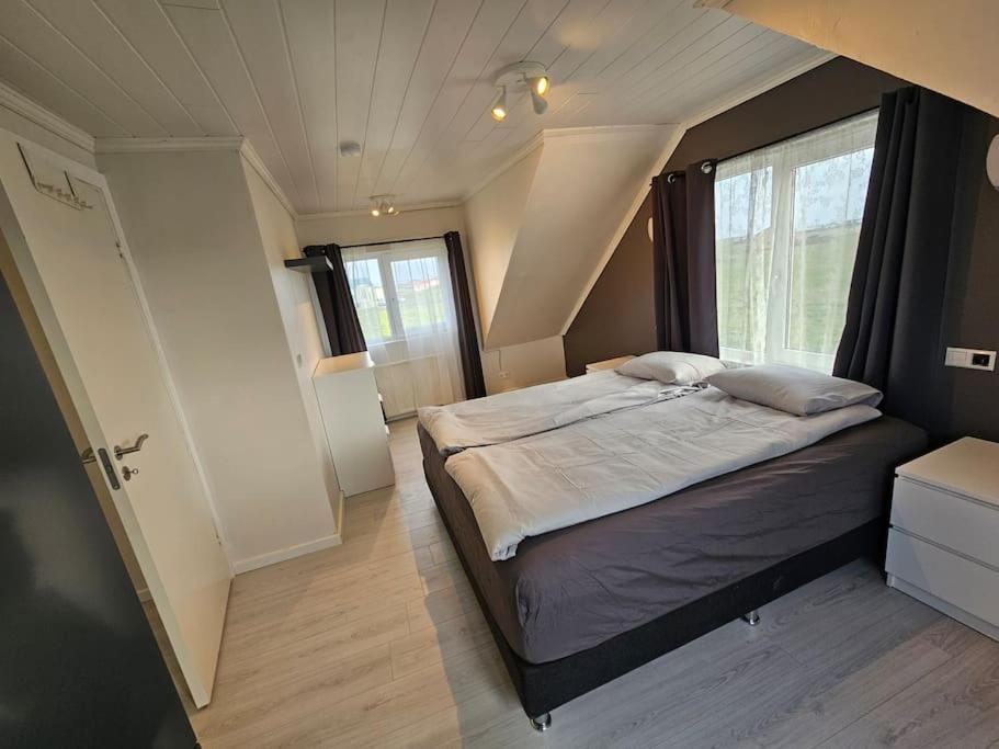 GardurVOT Vacation Homes-Akurhús的一间小房间的卧室,配有一张床铺