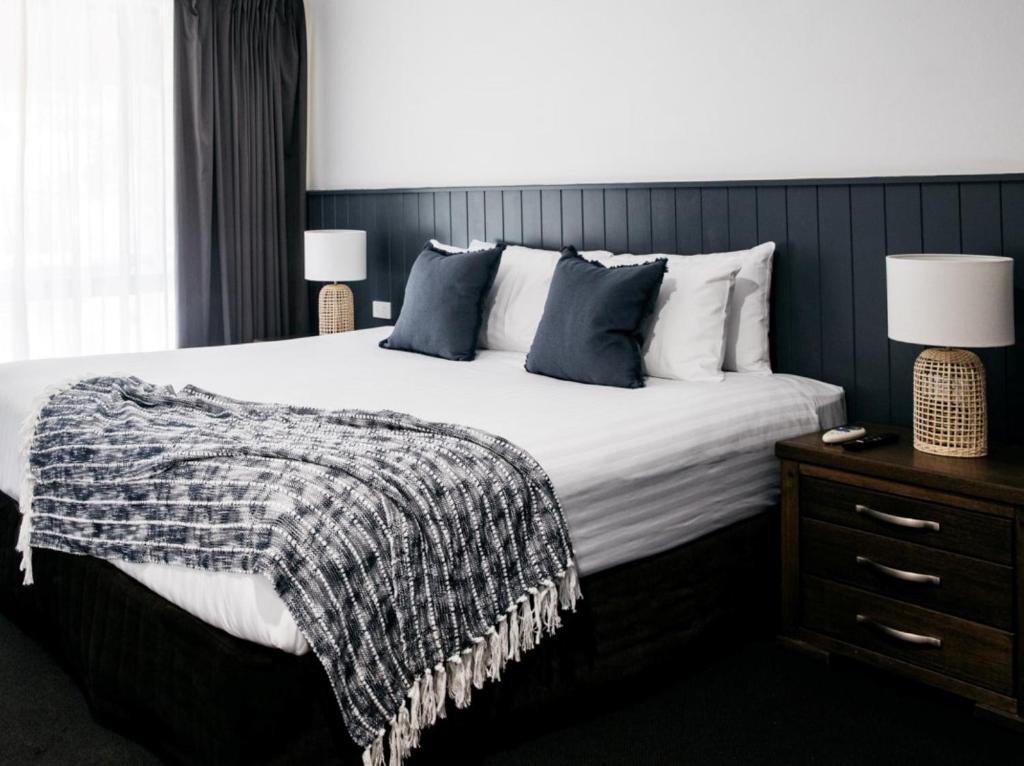 堪培拉堪培拉雄鹰宜必思尚品酒店的一间卧室配有一张大床,床上有毯子