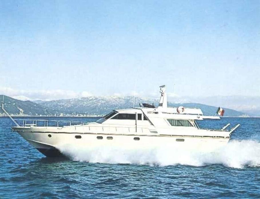 斯培西亚Yacht 18 metri d'epoca的水面上的白色船