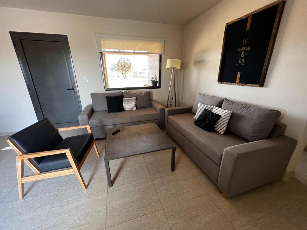 乌尼翁镇Casa Vergara 4的客厅配有沙发和椅子
