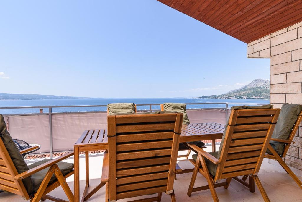 奥米什Villa Del Mar Omiš的海景阳台上的桌椅