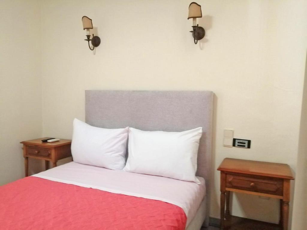 波尔图福尔莫索河谷旅馆的一间卧室配有一张带白色枕头的床和两张桌子