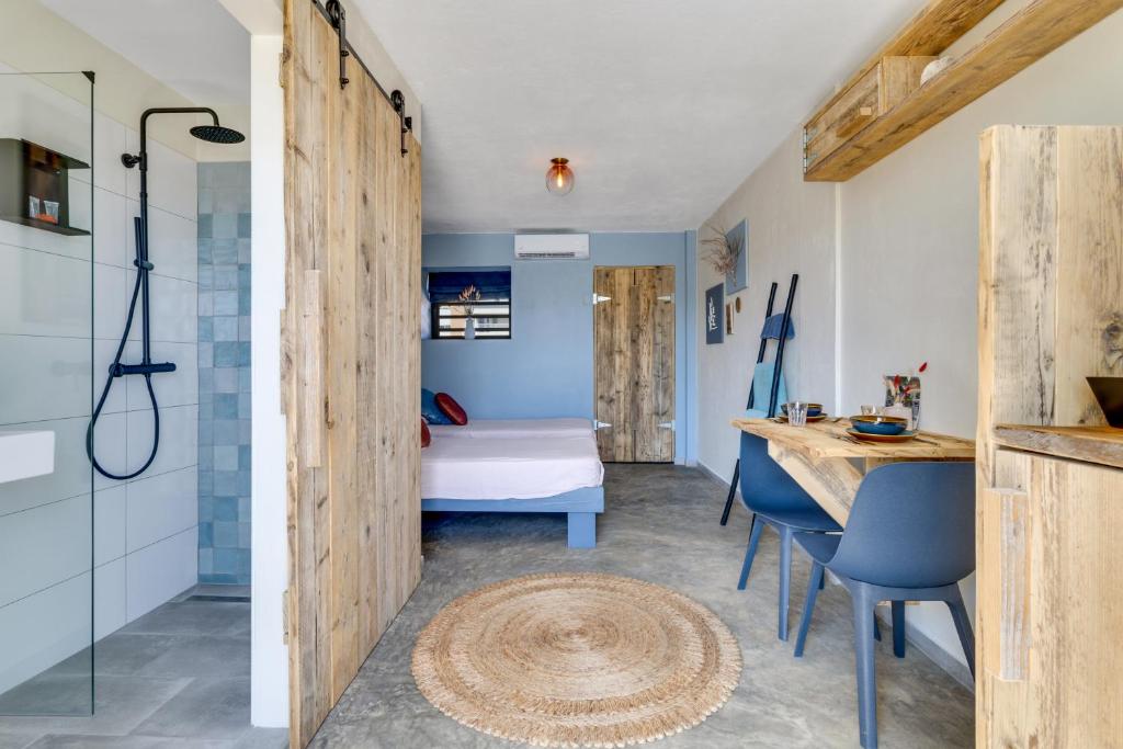 克拉伦代克The Hut Bonaire的带淋浴的浴室和1间带1张床的卧室