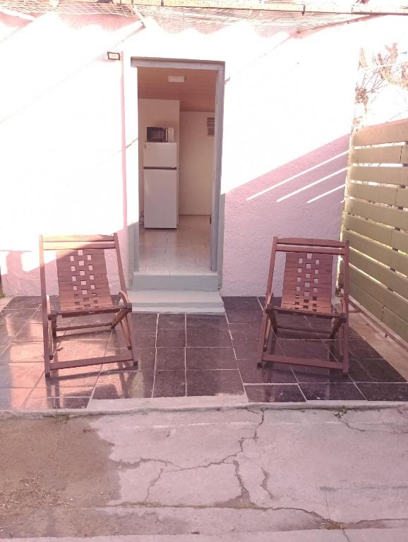 拉帕洛马Tákate DoS的门廊上摆放着两把椅子,配有冰箱