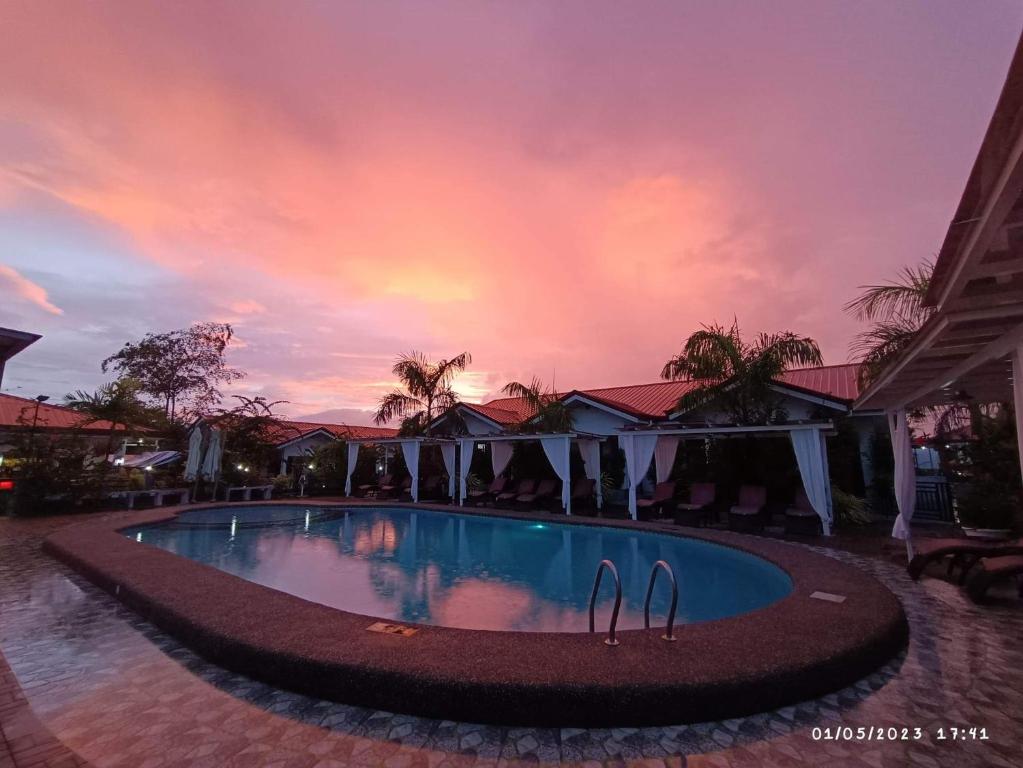 莫阿尔博阿Garden Village Resort的一座享有日落美景的游泳池