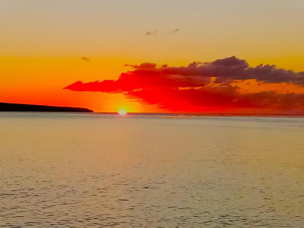 维拉港Vatupau Beachfront Bungalows的日落和日落