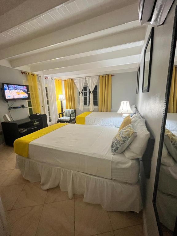 欧丘里欧Mystic Ridge Paradise的酒店客房设有两张床和电视。