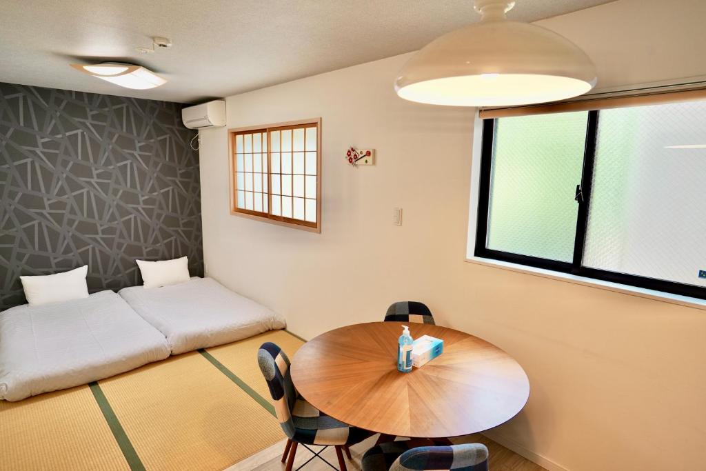 京都Haku Tofukuji的配有桌椅和床的房间