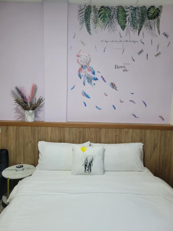 花莲市海戀初衷文旅 近東大門的一张铺有白色床单的床和一张大象的照片
