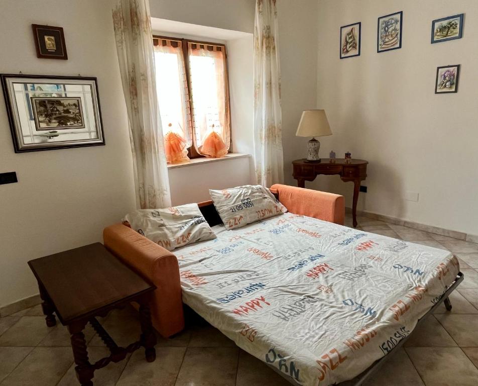 卡尔博尼亚Casa Serbariu, Sud Sardegna - Carbonia的卧室配有床、椅子和窗户。