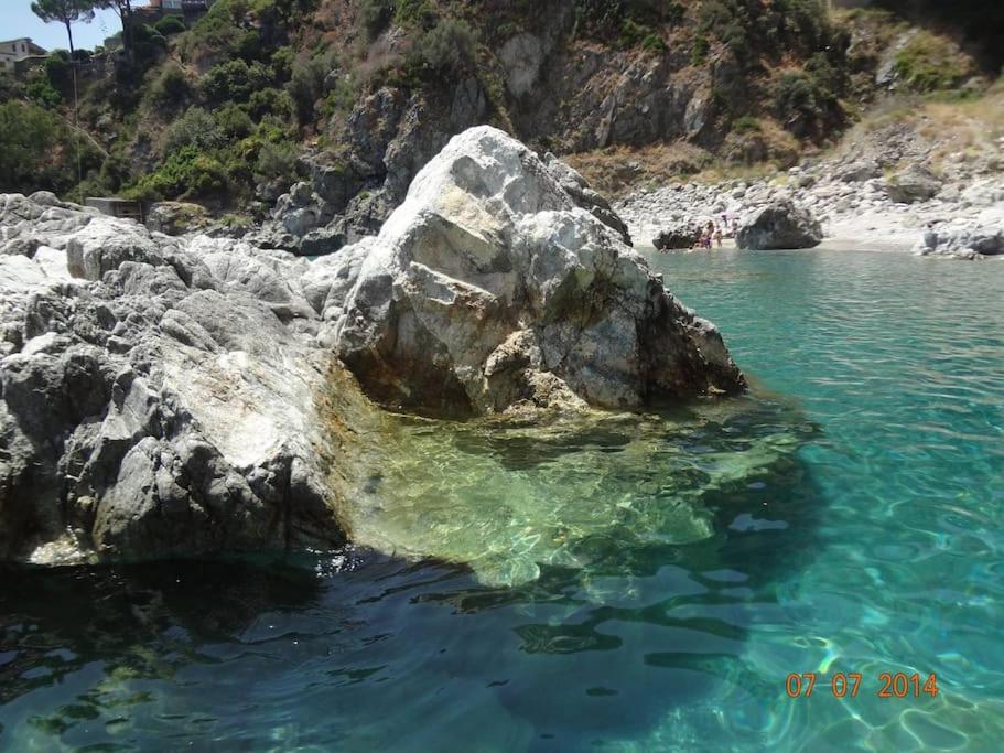 科帕内罗Bilo Copanello Imminens Mari的水体中间的岩石