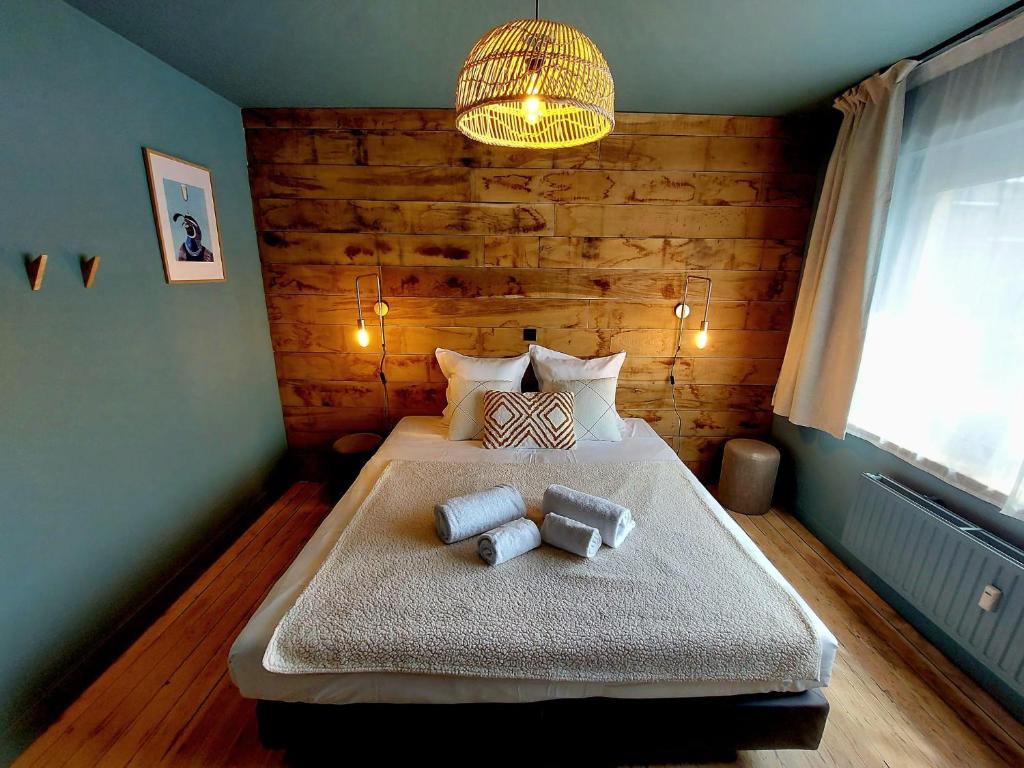 马尔梅迪MyDeer - Deluxe rooms & shared kitchen的一间卧室配有一张床,上面有两条毛巾