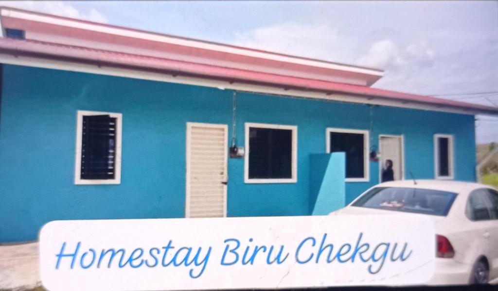 加影Homestay Biru Chekgu的前面有一辆白色汽车的蓝色房子