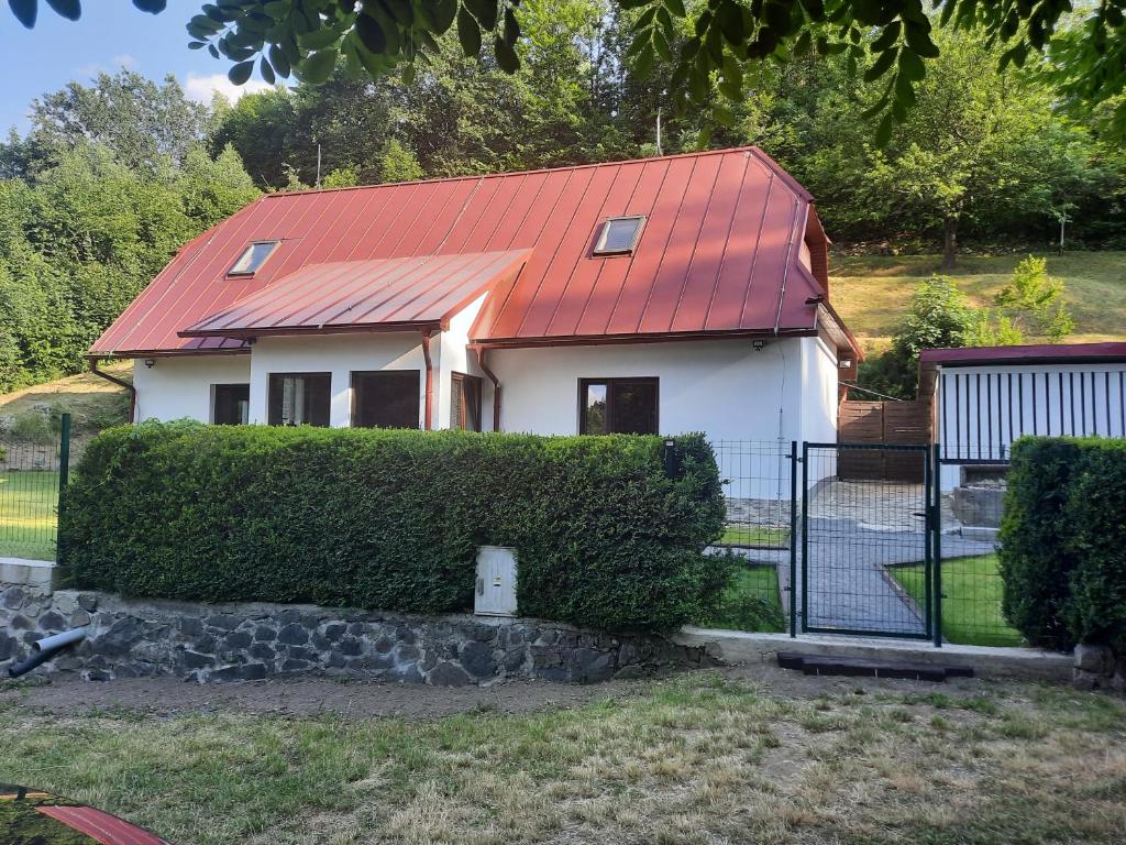 班斯卡 - 什佳夫尼察Domček pod lesíkom的一间白色的小房子,有红色的屋顶