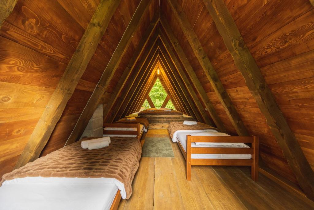普卢日内Woodland Brezna的木制阁楼间 - 带三张床