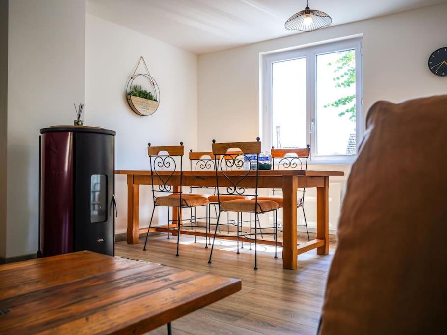 DéolsLe Convivial • Stationnement Facile • Paisible的一间带木桌和椅子的用餐室