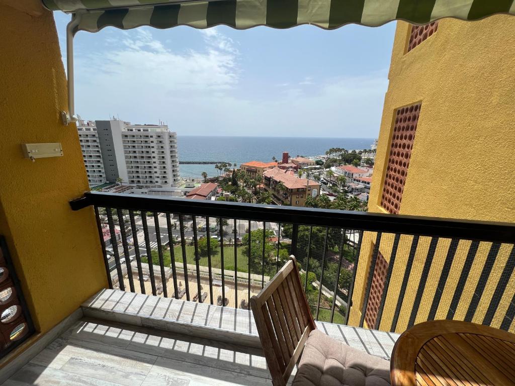 法纳贝海滩Lookout Point Tenerife Holiday Apartment Las Americas的阳台配有椅子,享有海景。