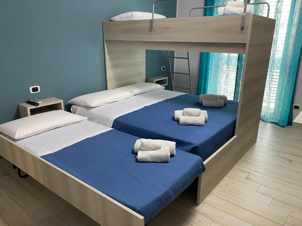 法尔科内La casa dell’Aurora的一间卧室配有两张双层床和毛巾