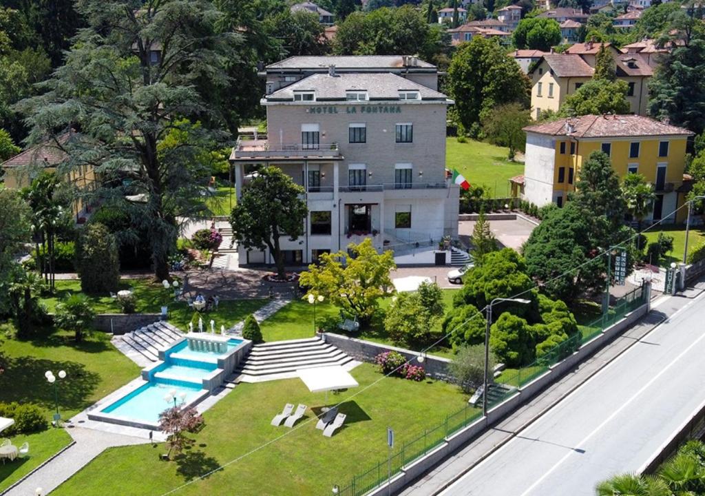 斯特雷萨拉丰塔纳酒店的享有带游泳池的房屋的空中景致