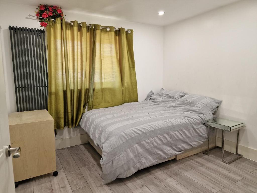 达格纳姆Studio Flat with kitchen and toilet included的一间小卧室,配有床和窗户