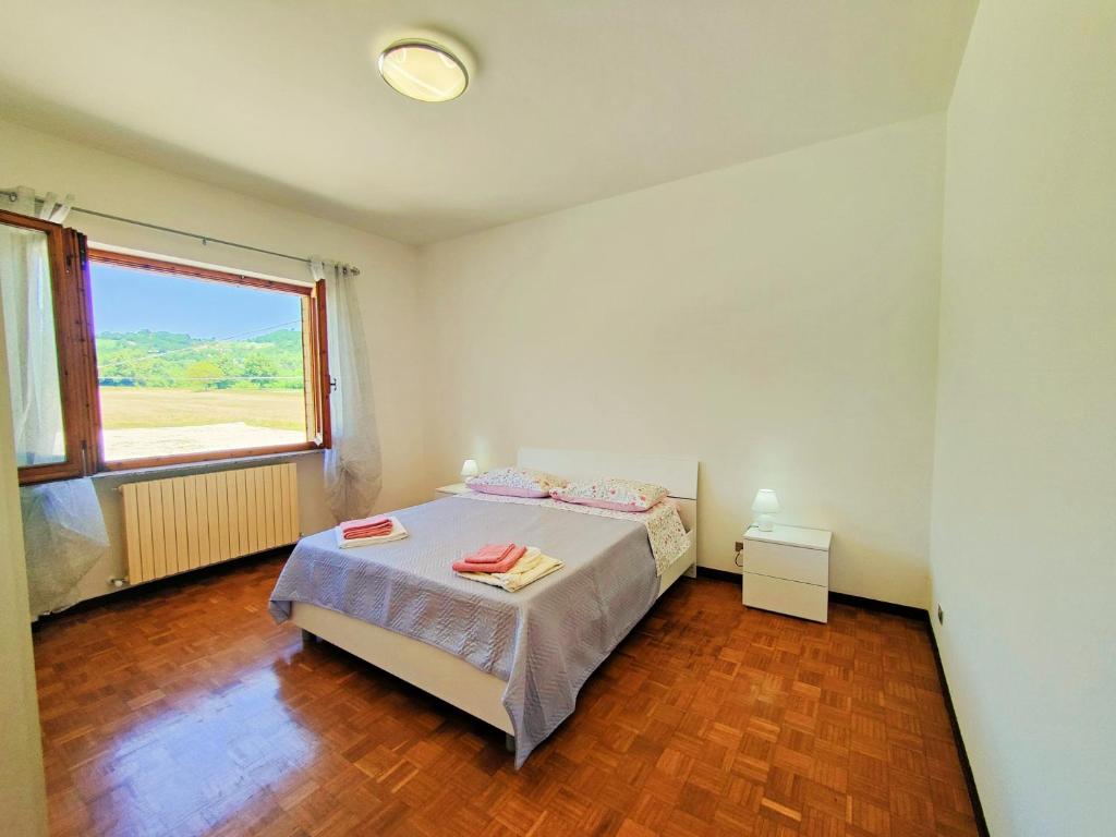 San GinesioAffittacamere Sanja的一间卧室设有一张床和一个大窗户