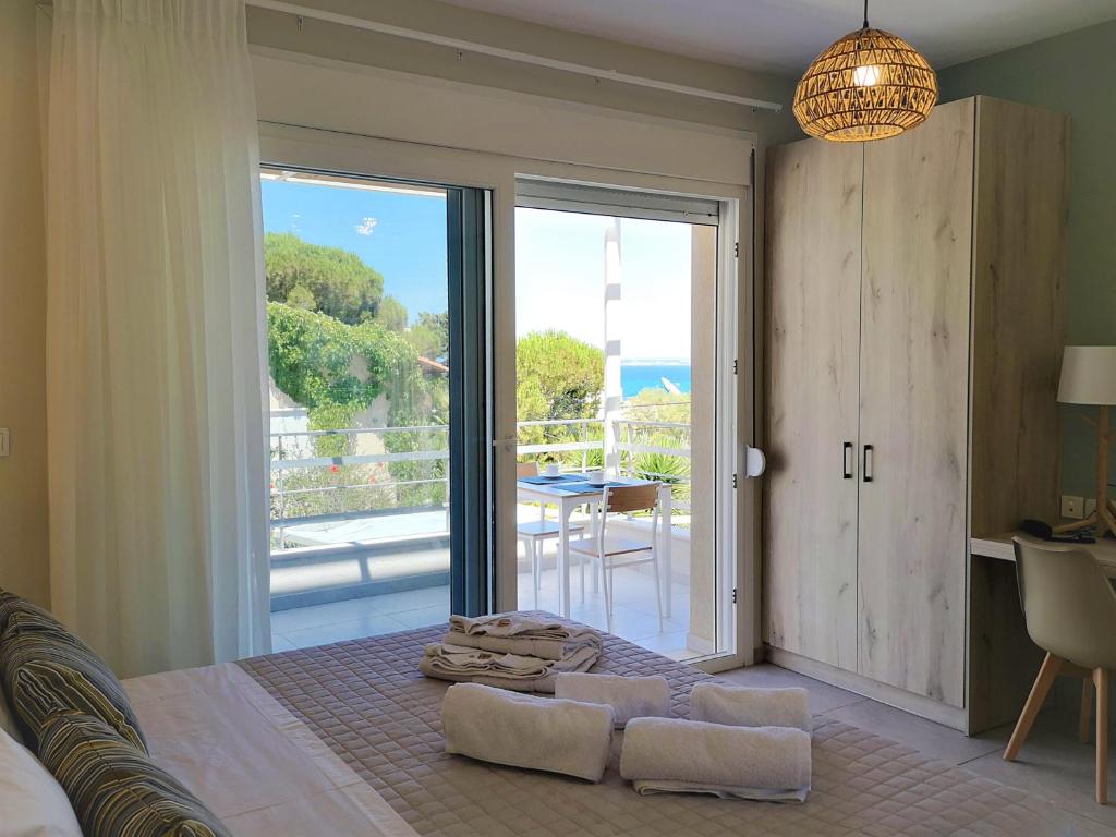 卡法斯Iris Studios Chios的一间卧室设有一张床和一个大型玻璃门