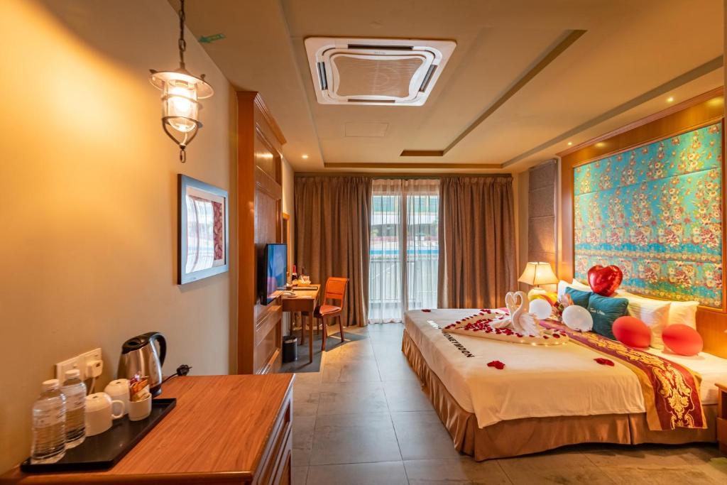 波德申塔斯克别墅国际度假村的酒店客房设有一张大床和一张书桌。