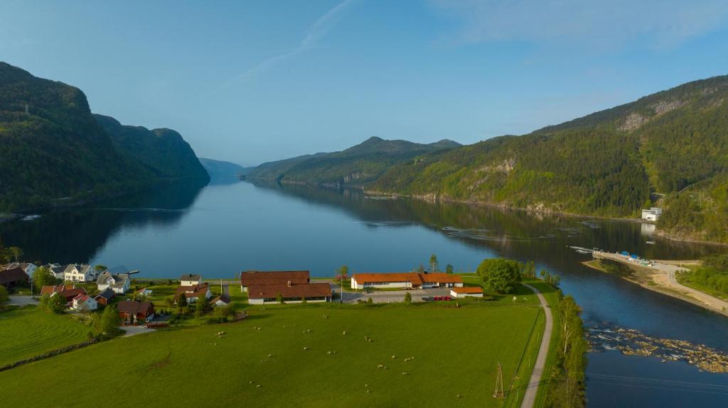 TonstadSirdalsvatnet Hotel的享有河流、村庄和山脉的美景