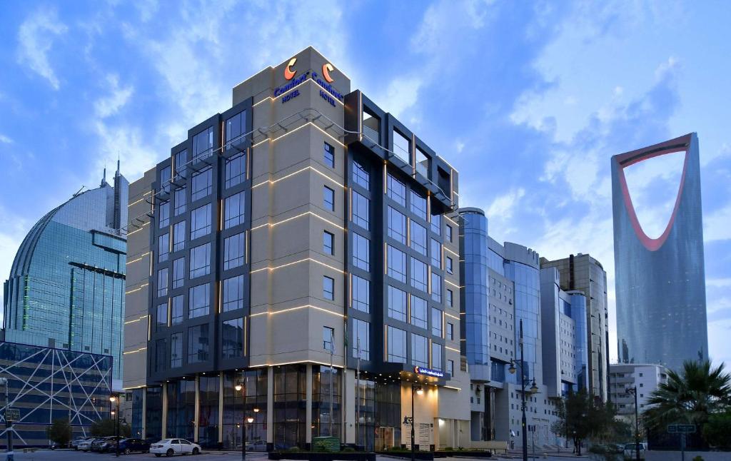 利雅德Comfort Hotel Riyadh Olaya的一座高大的建筑,有很多窗户