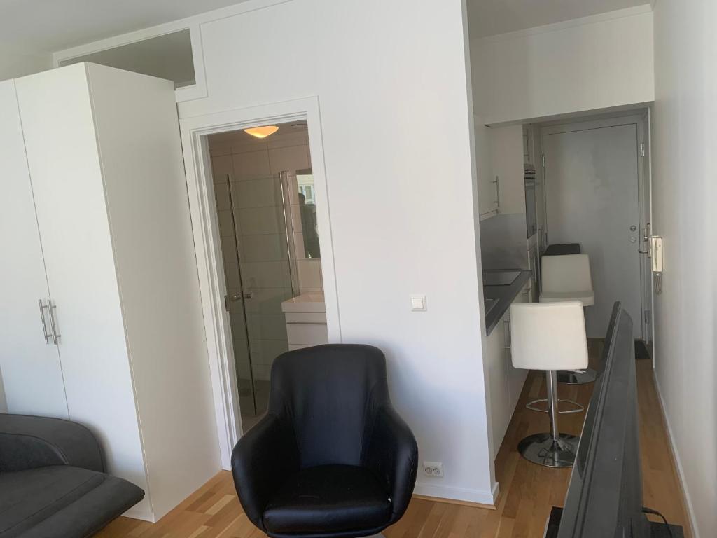 奥斯陆Oslo apartment center的镜子间的一张黑椅子