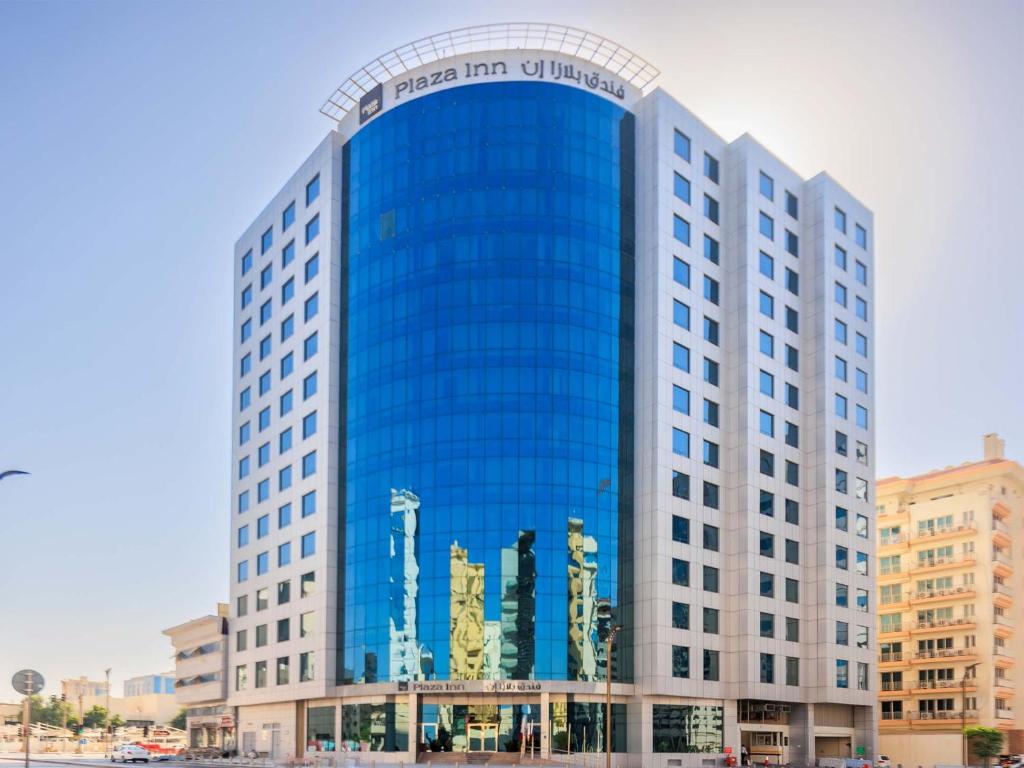多哈多哈广场酒店的一座蓝色的大建筑,上面写着全景庭院建筑