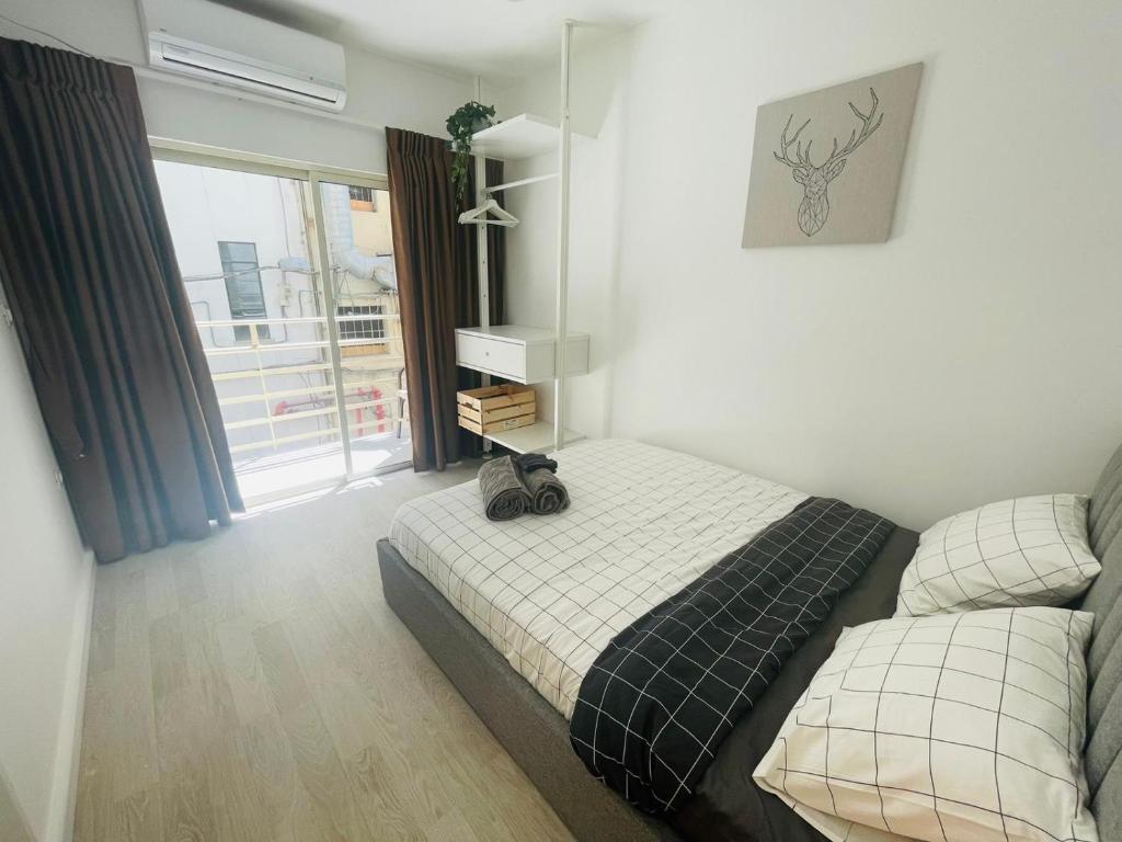 海法Haneemanim Apartments的一间卧室设有一张床和一个窗口