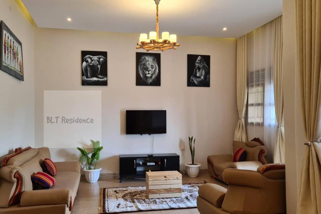 卡塞斯BLT Residence - Kasese A serene and tranquil home的带沙发和平面电视的客厅