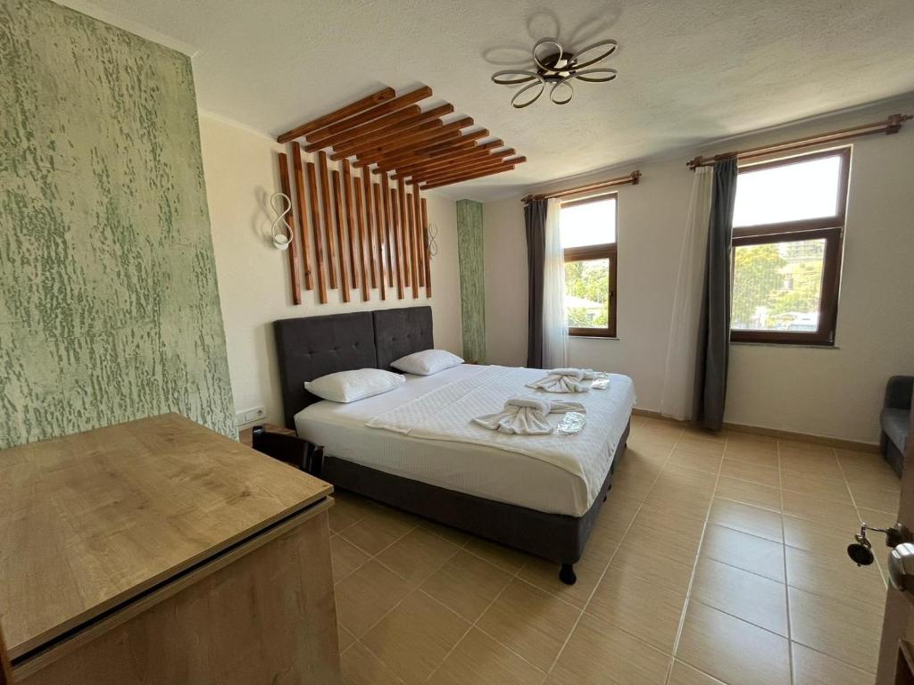 格克切达镇Akar Butik Otel的一间卧室配有一张床和吊扇