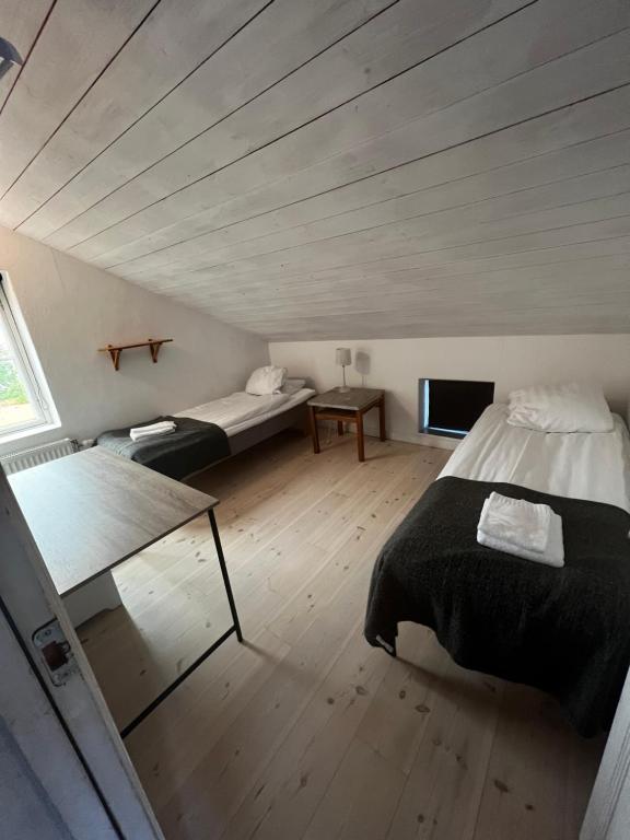 维斯比Visby City Apartments S:t Hansgatan的一间卧室配有一张床、一张沙发和一台电视。