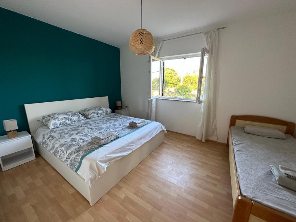扎达尔Relax and Unwind: Family-Friendly House near Zadar in Zagrad的一间卧室设有一张大床和一个窗户。