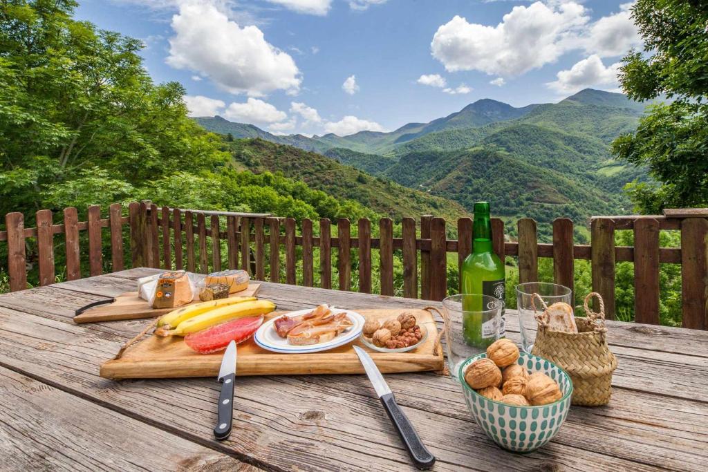 拉普拉萨Montegrande entorno mágico rodeado de montañas的一张野餐桌,上面放着一盘食物和一瓶葡萄酒