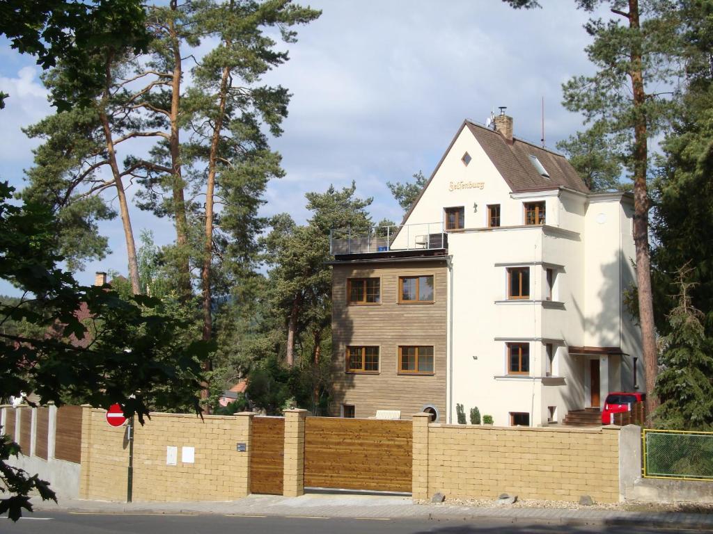 多克西Apartmány FELSENBURG Staré Splavy的围栏后面的白色房子