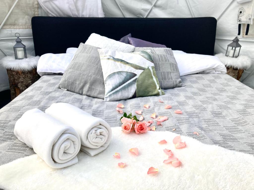 波里FinnDome的床上有毛巾和鲜花