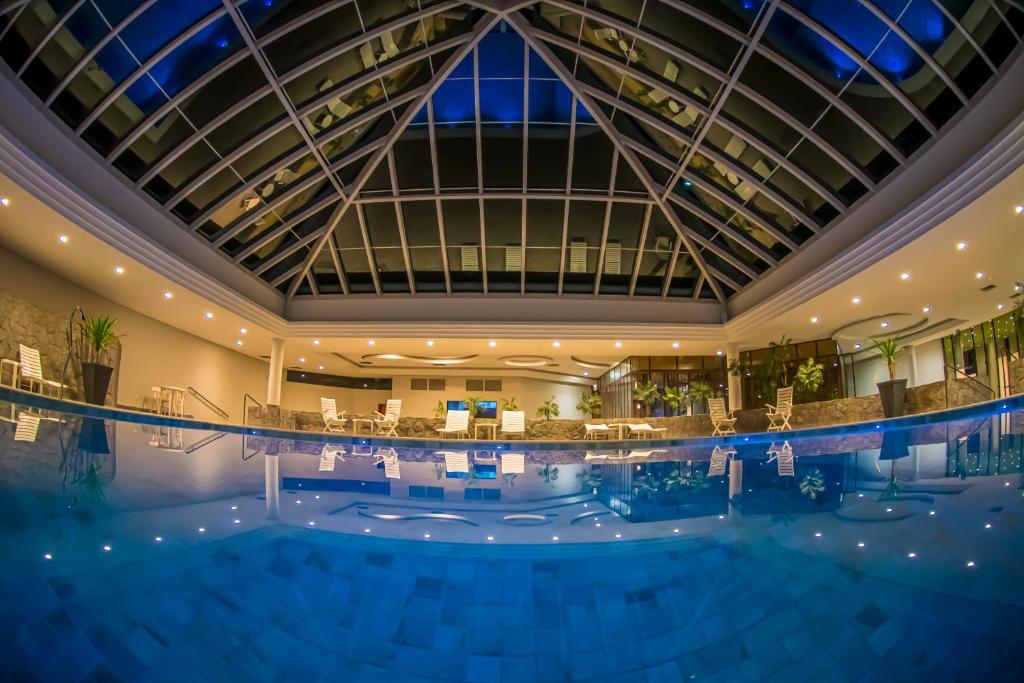 索罗卡巴ibis Styles Sorocaba Santa Rosalia的酒店的大型游泳池设有大型天花板