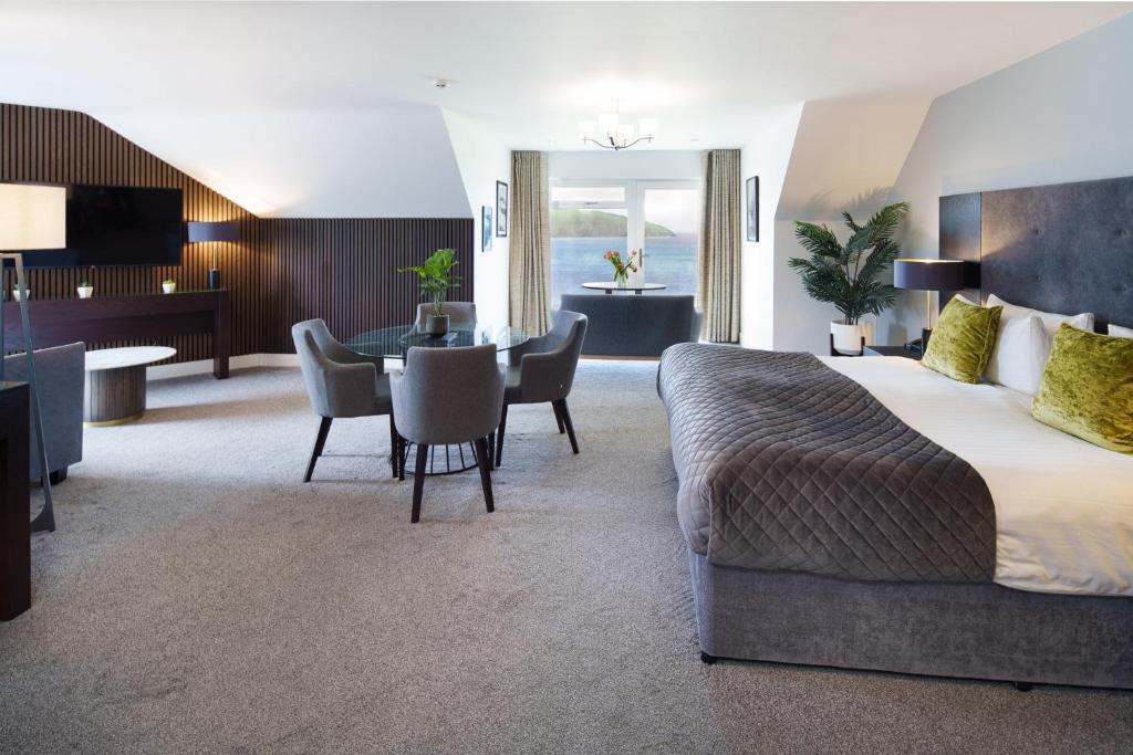 卡迪根悬崖酒店& Spa的酒店客房 - 带一张床和用餐室