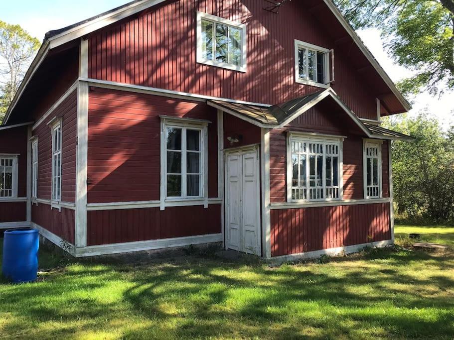 TöfsalaLittle Red School House的红色的房子,有白色的门和窗户