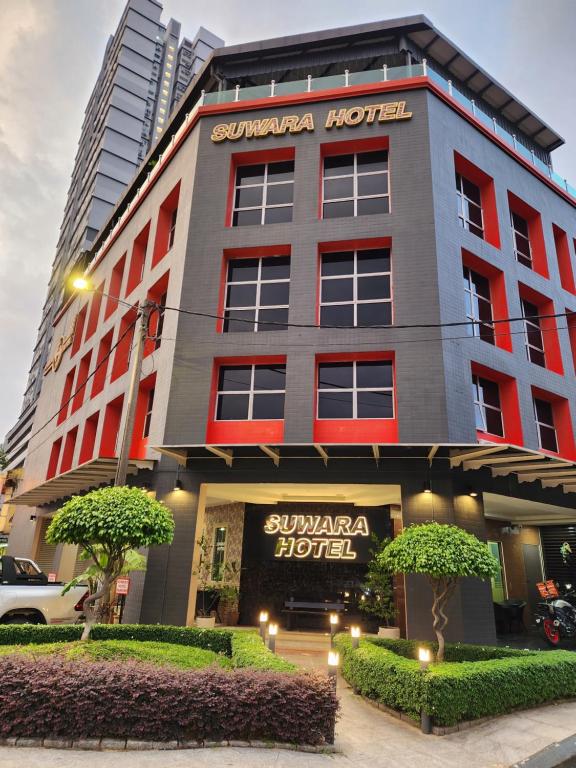 吉隆坡Suwara Hotel Kepong KL的一座建筑前面有一座太阳伞酒店