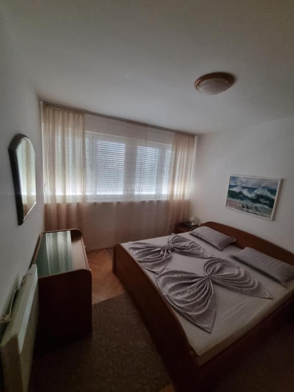 希贝尼克Drago Apartman的一间卧室设有一张大床和一个窗户。