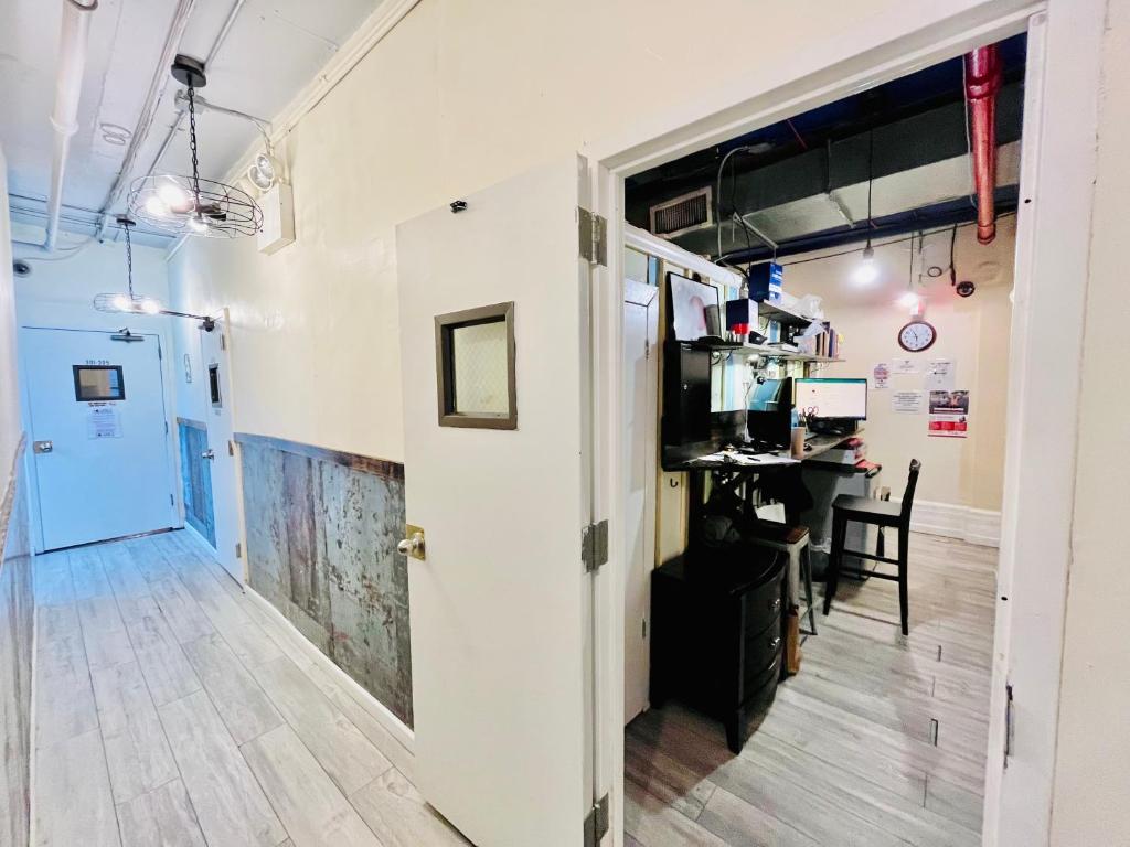 New York Spirit Retreats HOSTEL的电视和&#47;或娱乐中心