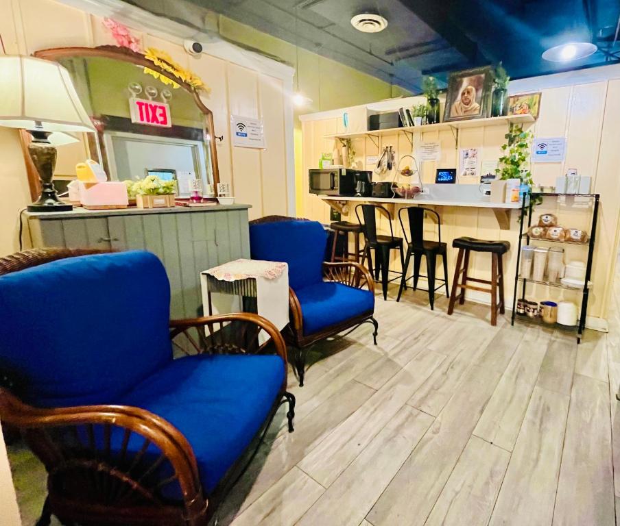 New York Spirit Retreats HOSTEL的厨房或小厨房