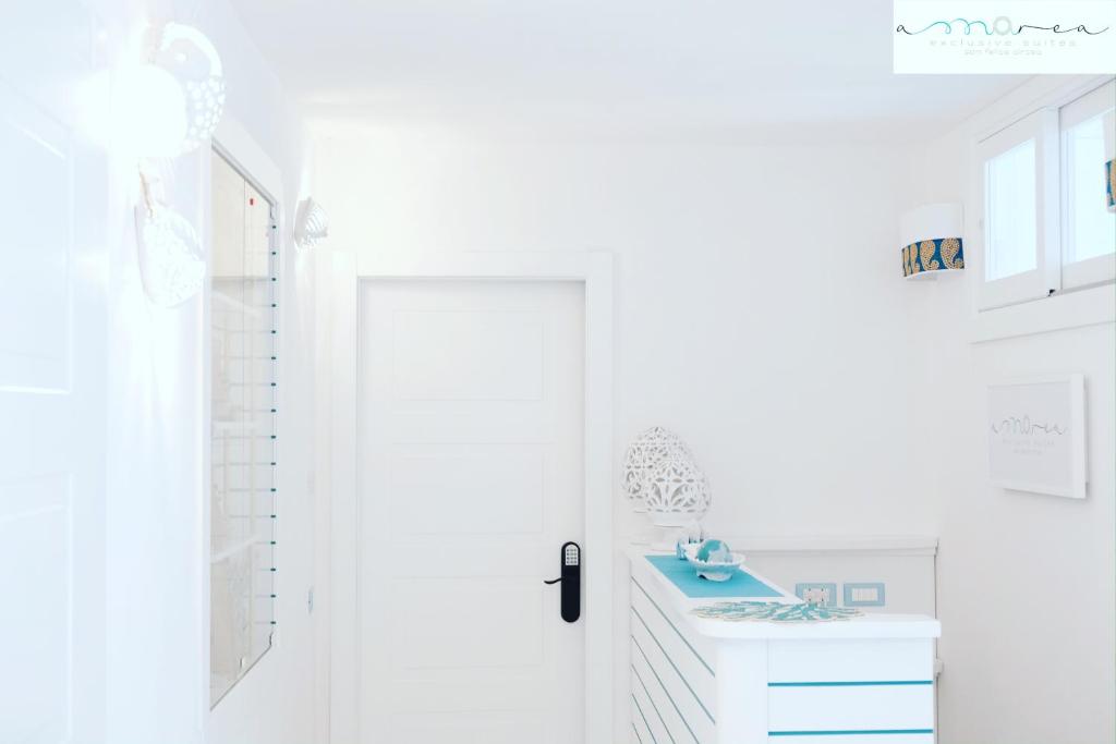 圣费利切-奇尔切奥AMAREA Exclusive Suites的一间带蓝色水槽和白色门的浴室