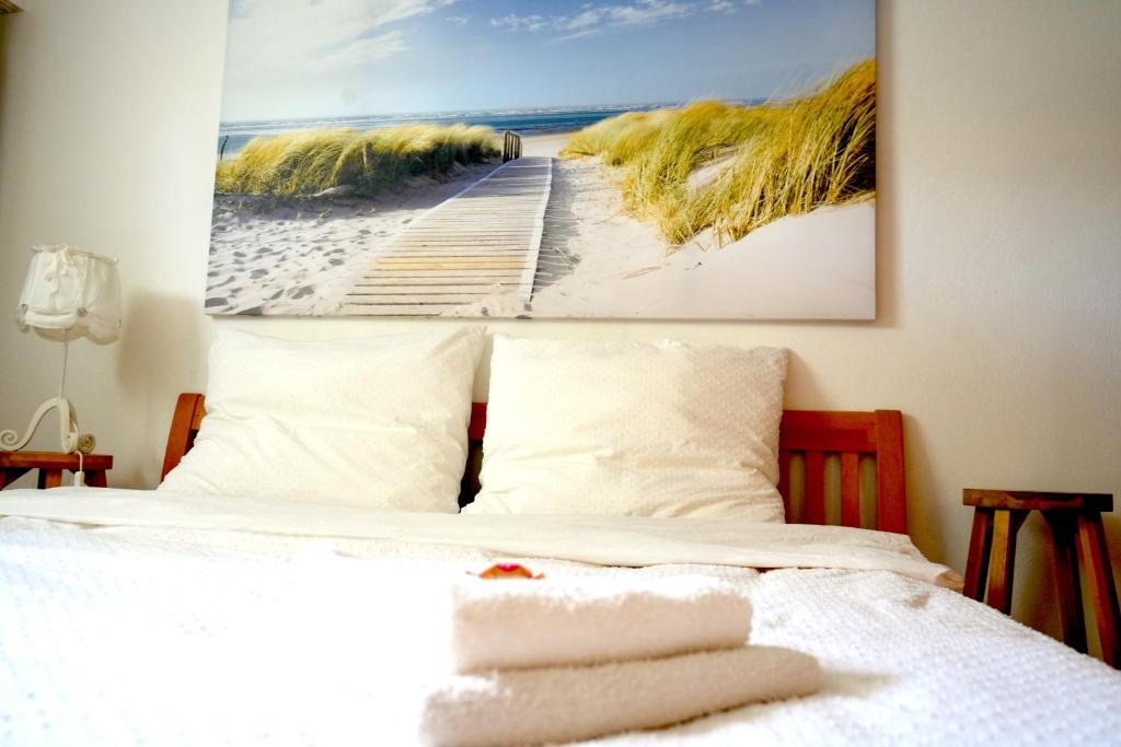 OslipDreamly Suites的一间卧室配有一张壁画床