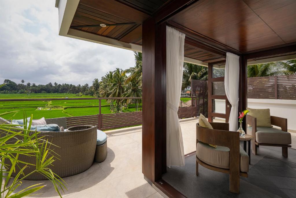 乌布巴厘岛豪华别墅式酒店的享有稻田景致的户外庭院