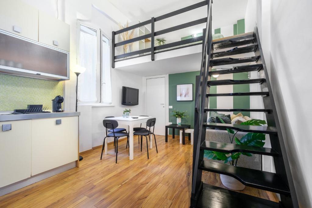 皮昂比诺Green Coast House 5的公寓内设有厨房和带螺旋楼梯的用餐室。